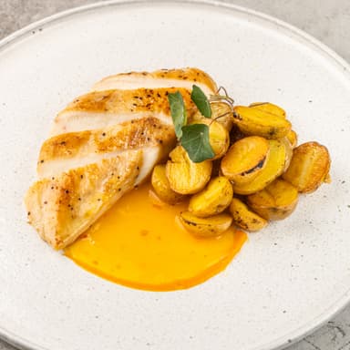 Стейк из куриной грудки с бейби картофелем в апельсиновом соусе