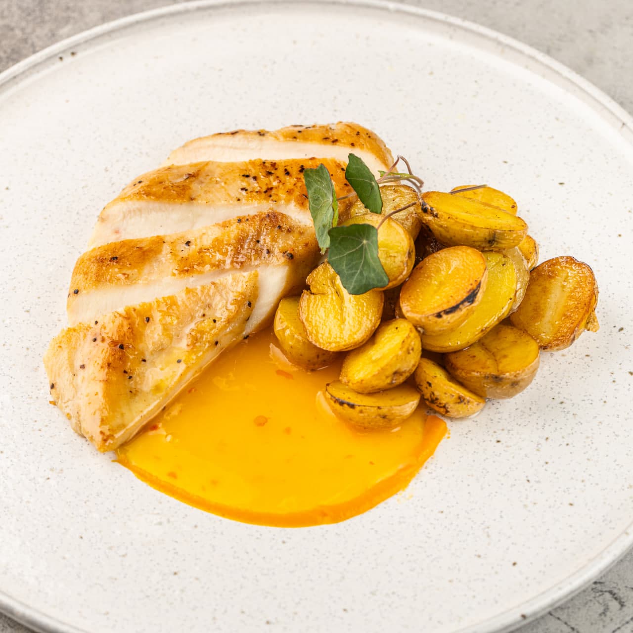 Стейк из куриной грудки с бейби картофелем в апельсиновом соусе