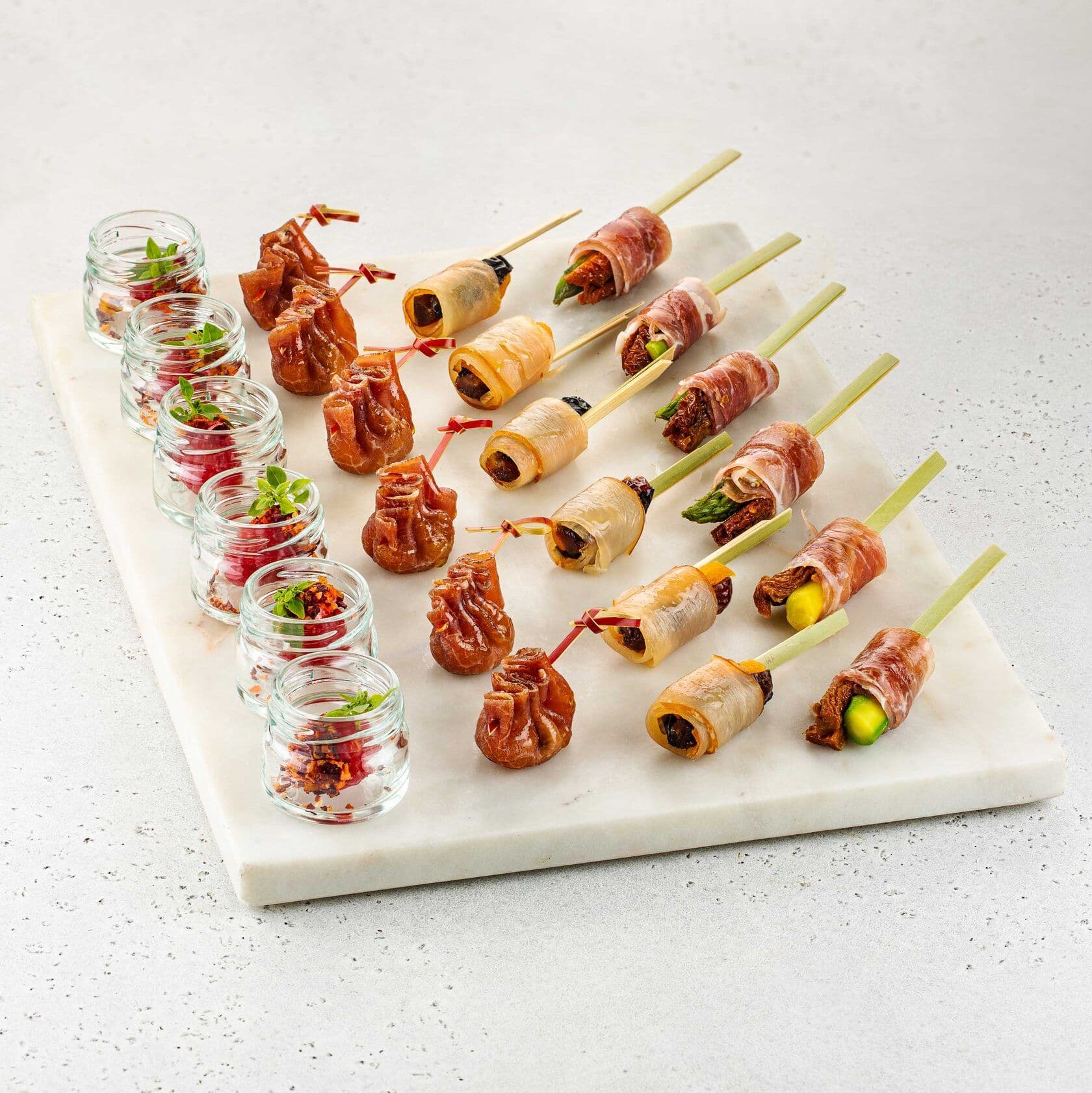 Сет летних закусок с малиной и брезаолой