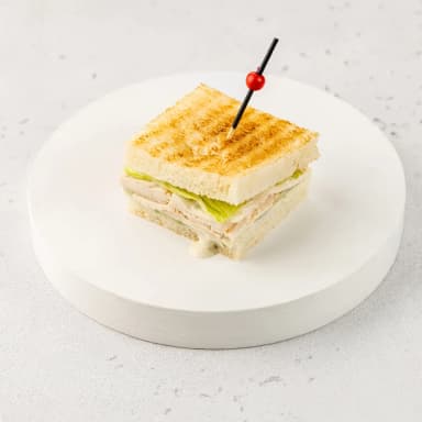 Сэндвич с сочным куриным филе и соусом цезарь