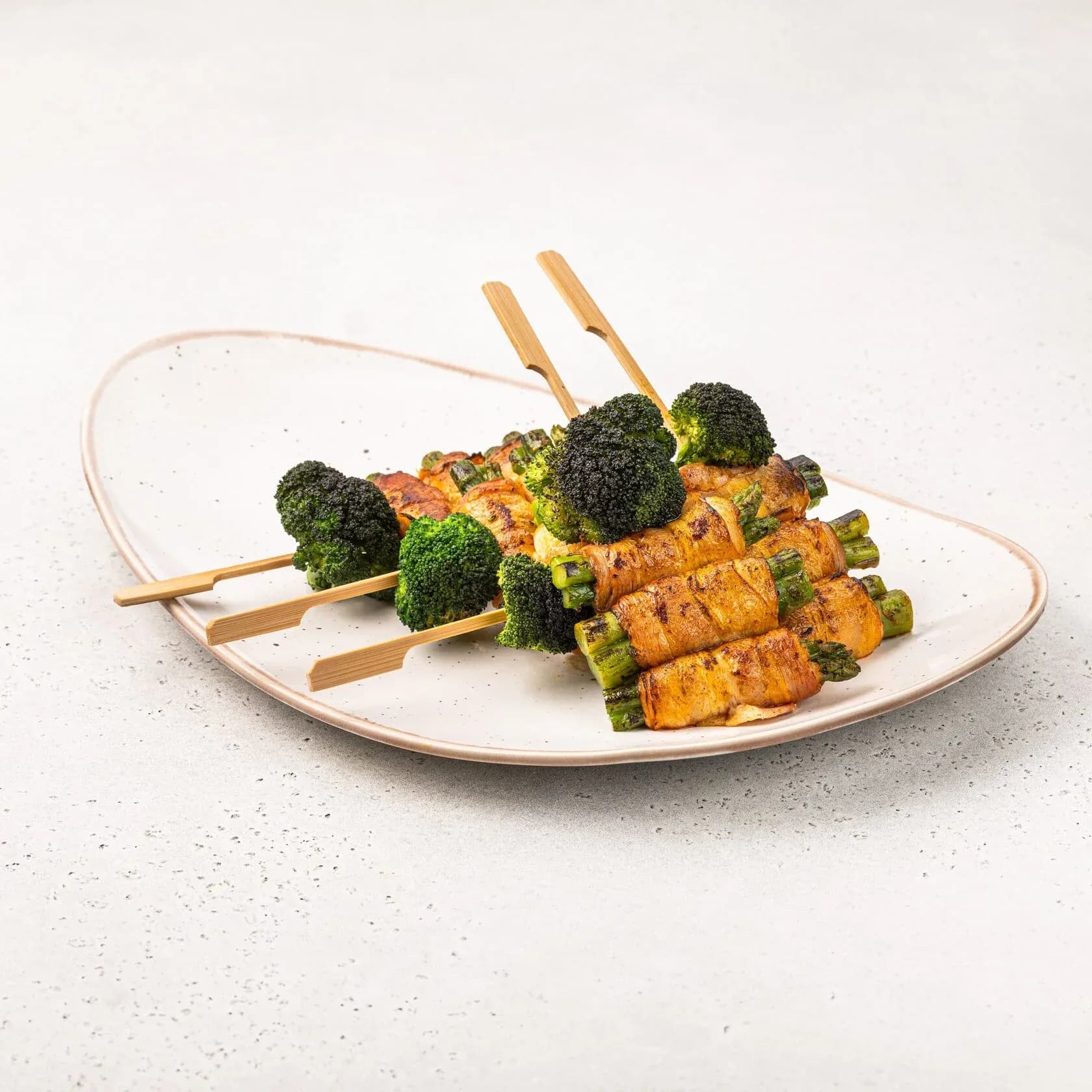 Спаржа в беконе с брокколи и халапеньо