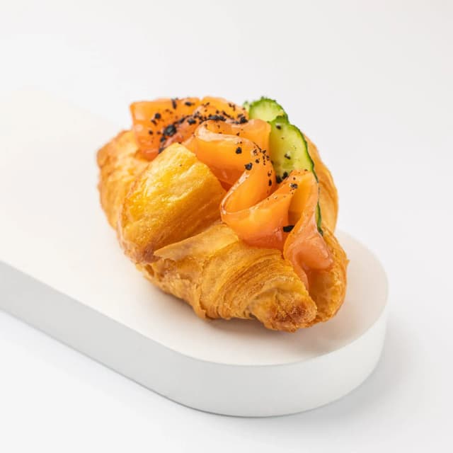 Круассан с лососем