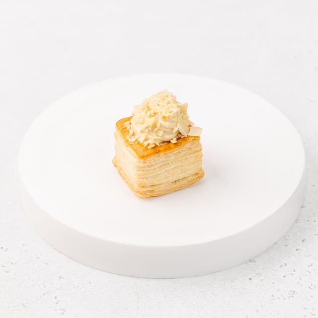 Волован мини с куриным муссом и грецким орехом