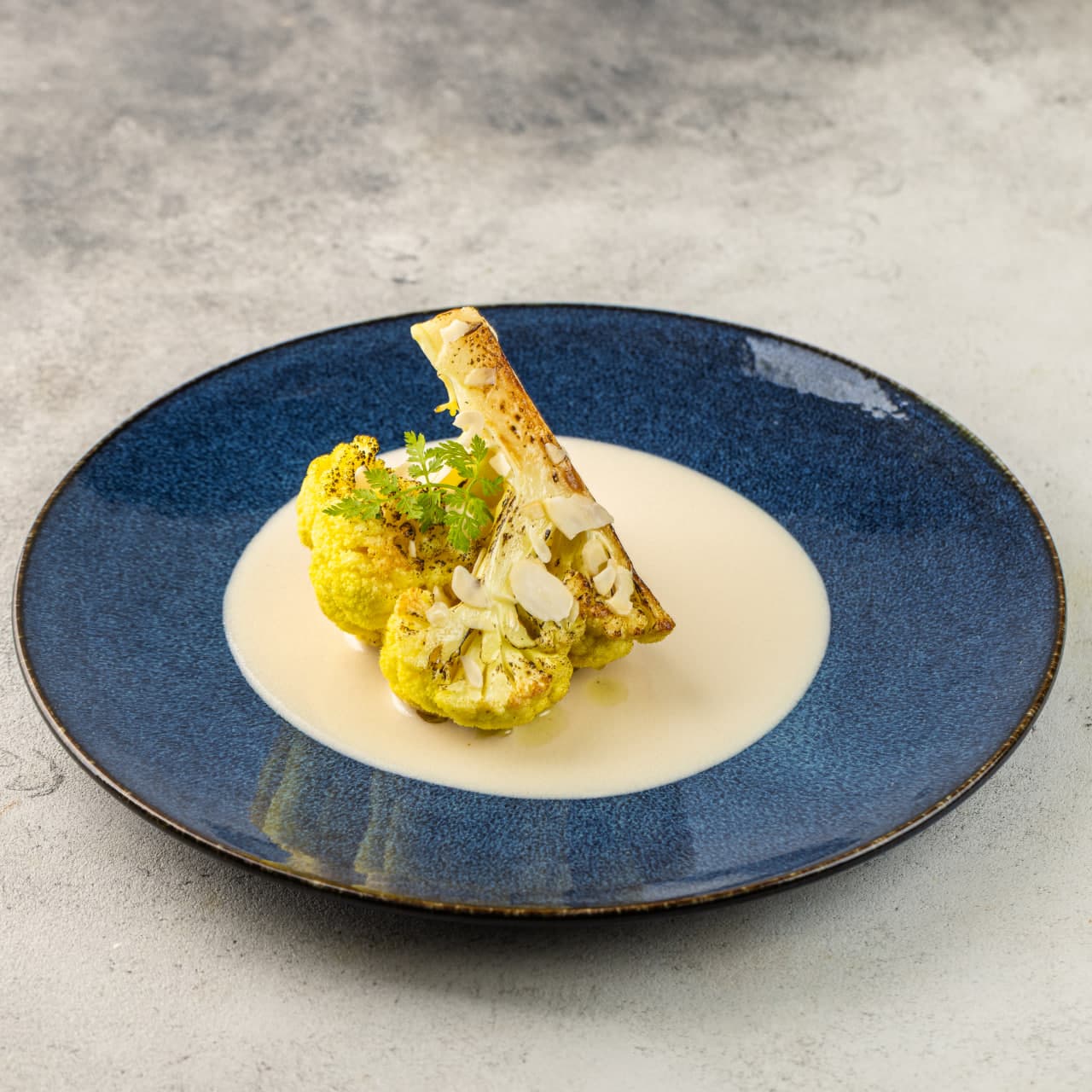 Стейк из цветной капусты с кокосовым соусом и миндальными лепестками