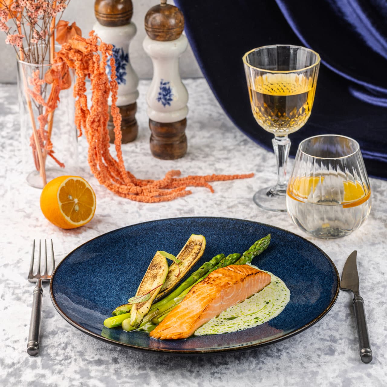 Стейк из лосося с зеленой спаржей, цукини и соусом берблан