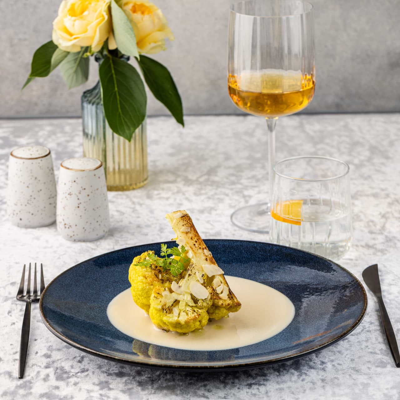 Стейк из цветной капусты с кокосовым соусом и миндальными лепестками