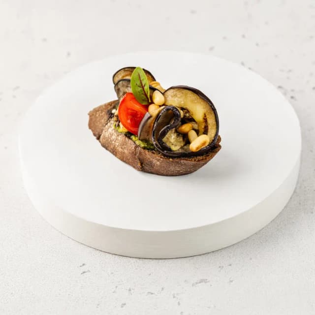 Ржаная брускетта с запеченными баклажанами и кедровыми орешками