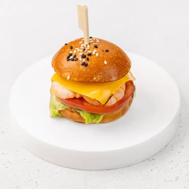 Бургер с креветкой, сочным томатом и соусом тартар