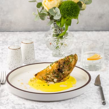 Стейк из белокочаной капусты с кокосово-лимонным соусом и лепестками миндаля 