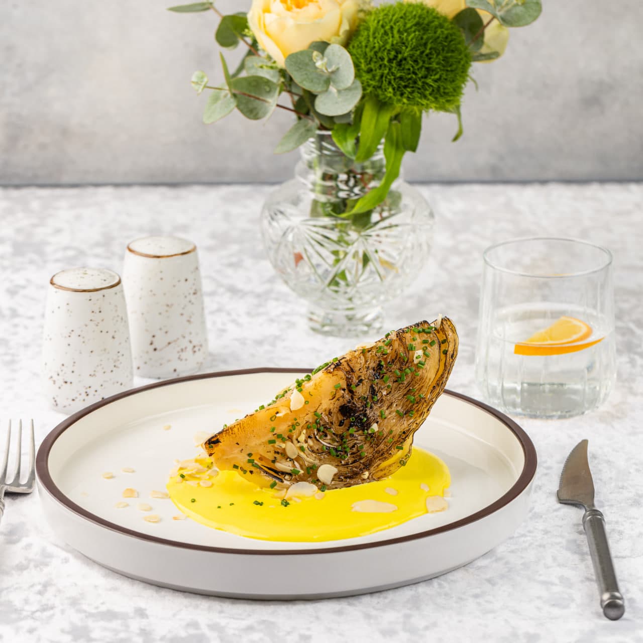 Стейк из белокочаной капусты с кокосово-лимонным соусом и лепестками миндаля 