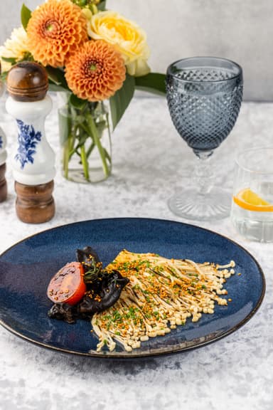 Эноки стейк с карамельным томатом, кокосово-перечным соусом и кимчи кунжутом