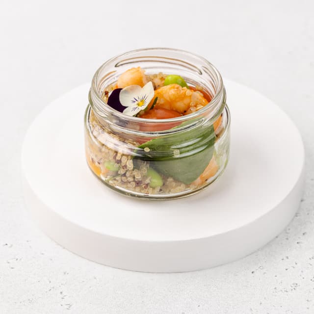 Салат с киноа, эдамаме, креветкой, мандарином, черри, шпинатом