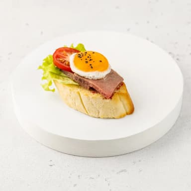 Брускетта с ростбифом и перепелиным яйцом