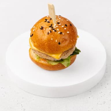 Бургер BBQ с томленой индейкой и хрустящим корнишоном