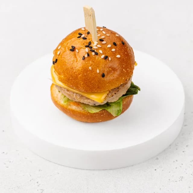 Бургер BBQ с томленой индейкой и хрустящим корнишоном