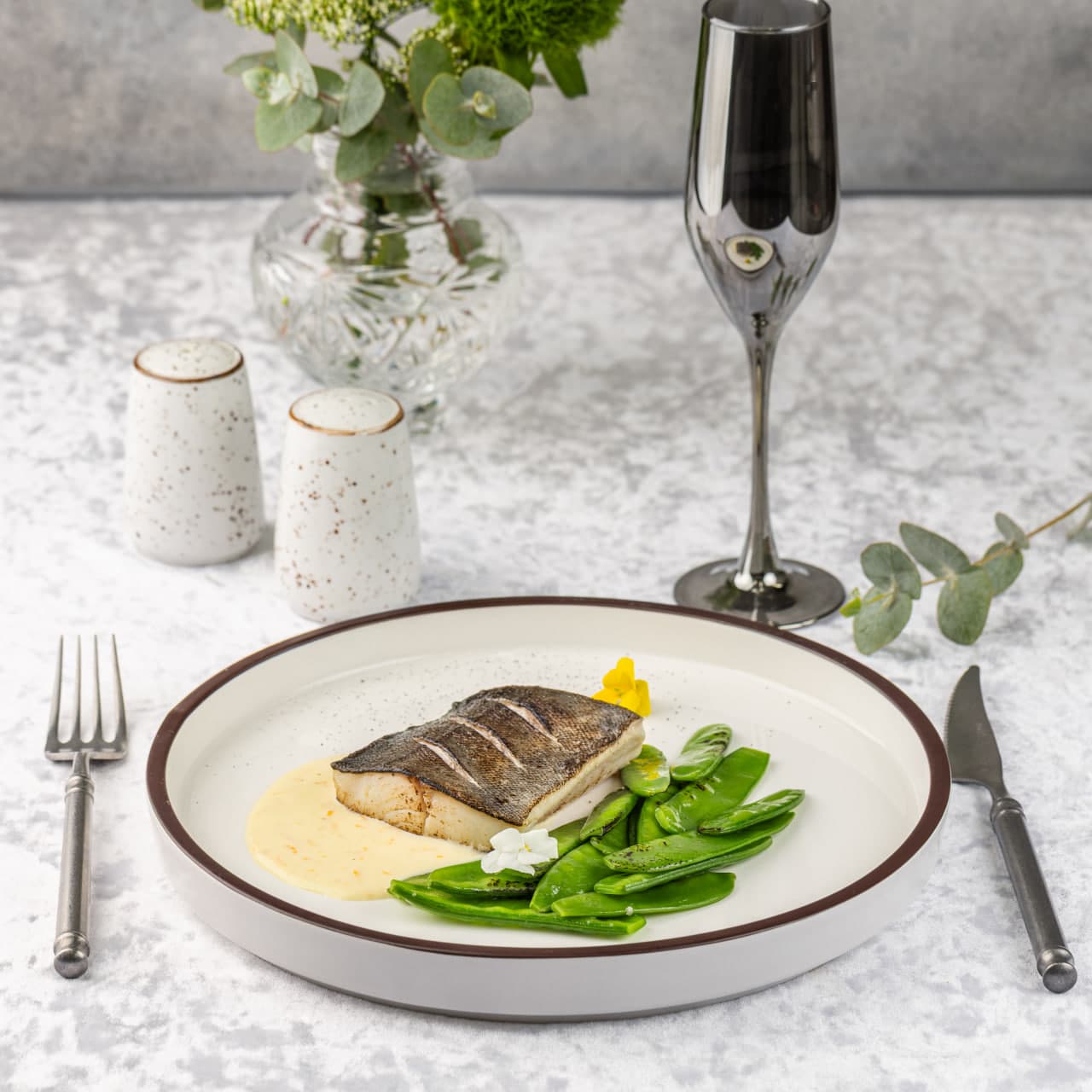 Угольная треска со стручковым горошком в сливочно-цитрусовым соусе