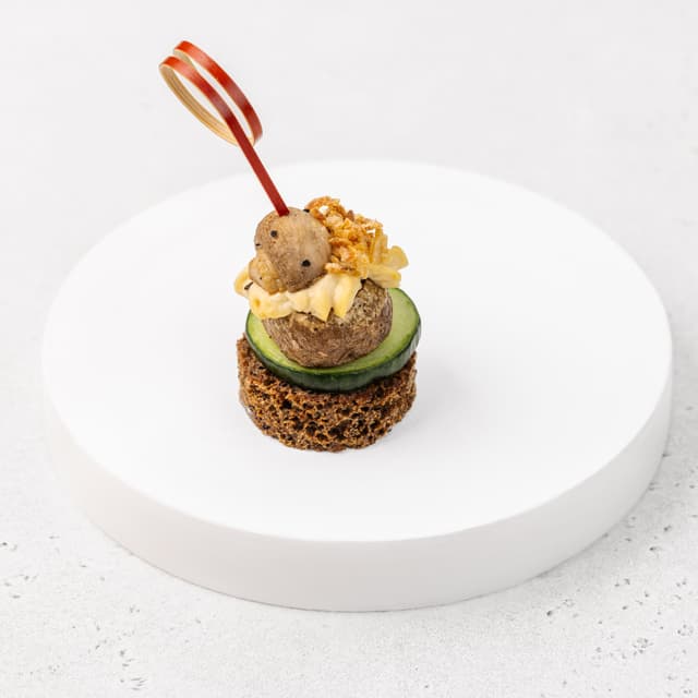 Бейби-картофель с шампиньоном, луком фри и хумусом