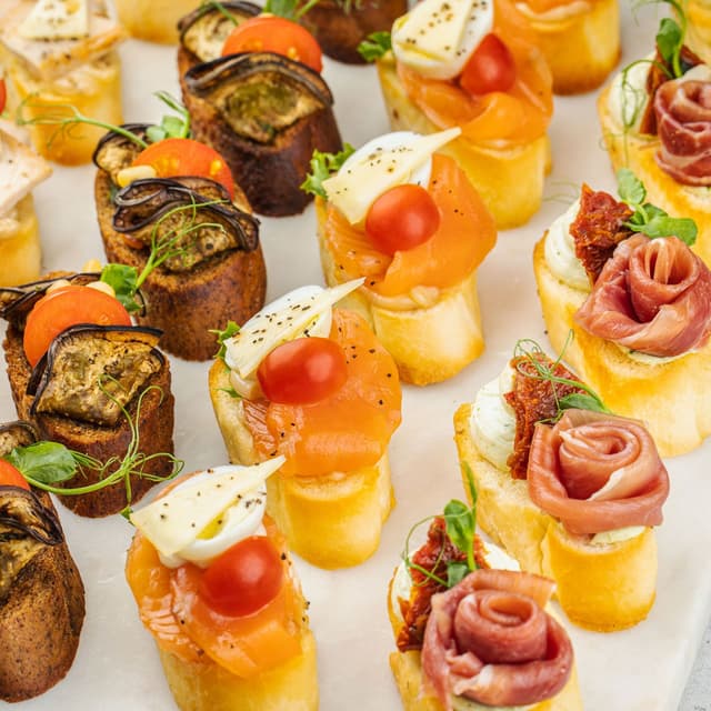 Брускетта со слабосоленым лососем и соусом цезарь