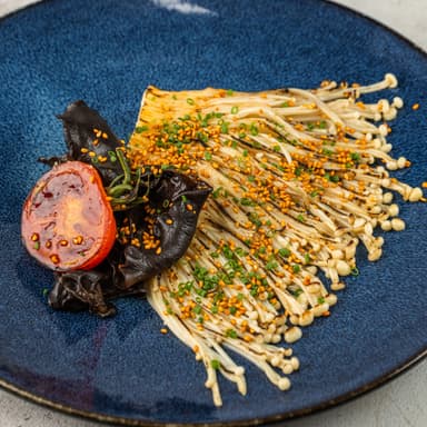 Эноки стейк с карамельным томатом, кокосово-перечным соусом и кимчи кунжутом