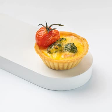 Мини-киш с лососем и брокколи