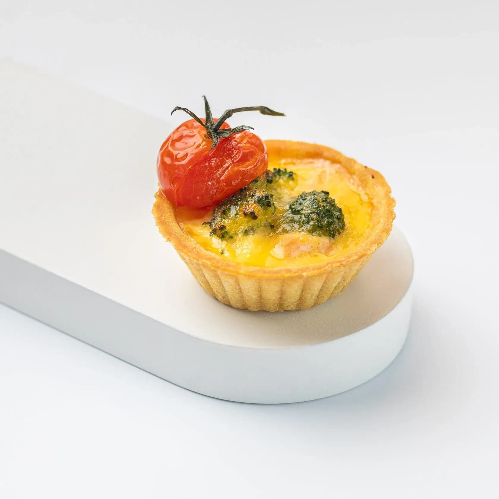 Мини-киш с лососем и брокколи