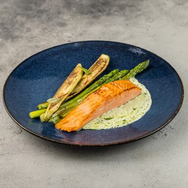 Стейк из лосося с зеленой спаржей, цукини и соусом берблан