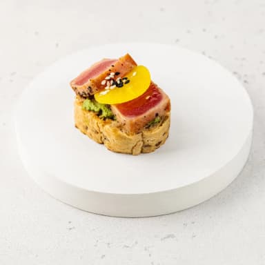 Брускетта с тунцом, гуакамоле, дайконом и кунжутом