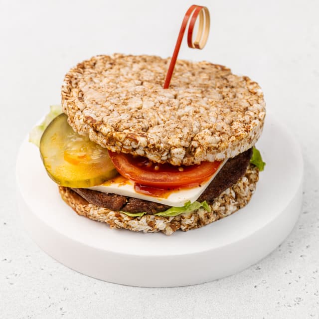 Бургер на хлебцах, с растительной котлетой, тофу, халапеньо