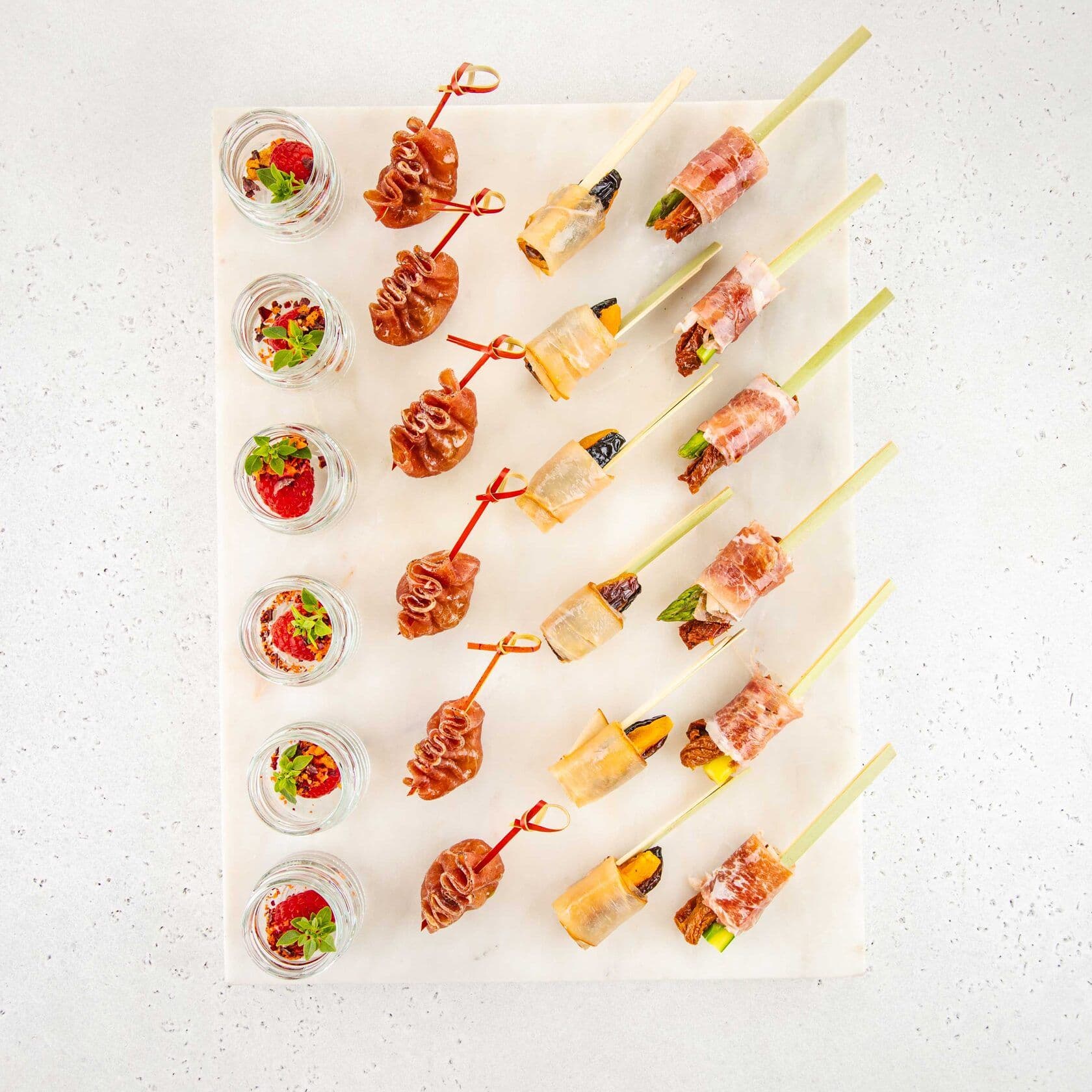 Сет летних закусок с малиной и брезаолой