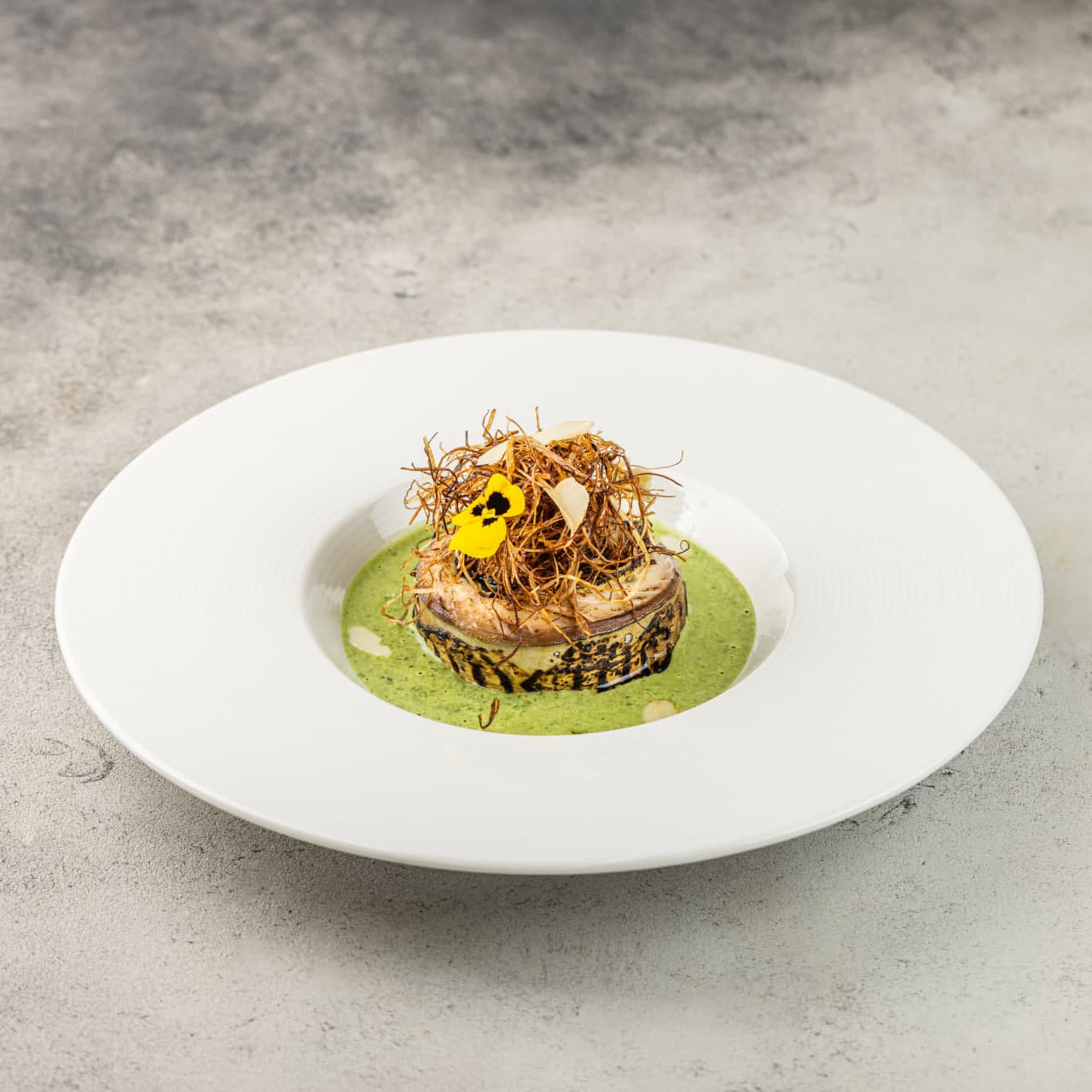 Скумбрия с баклажаном цукини и шпинатным соусом 