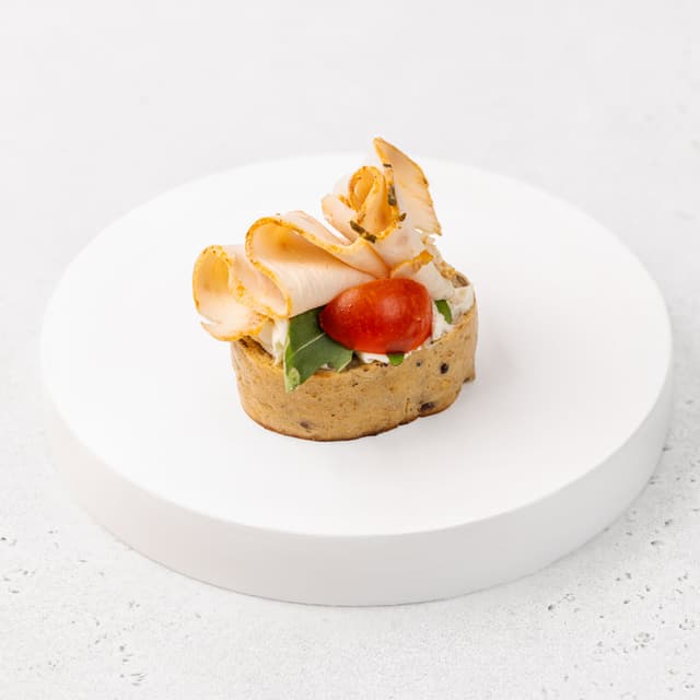 Брускетта с цыпленком, мусом из феты, рукколой, черри и бальзамиком