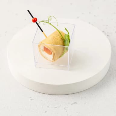 Блинный ролл с нежным сыром филадельфия и кубиком лосося