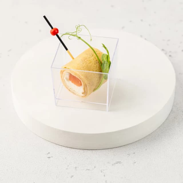 Блинный ролл с нежным сыром филадельфия и кубиком лосося