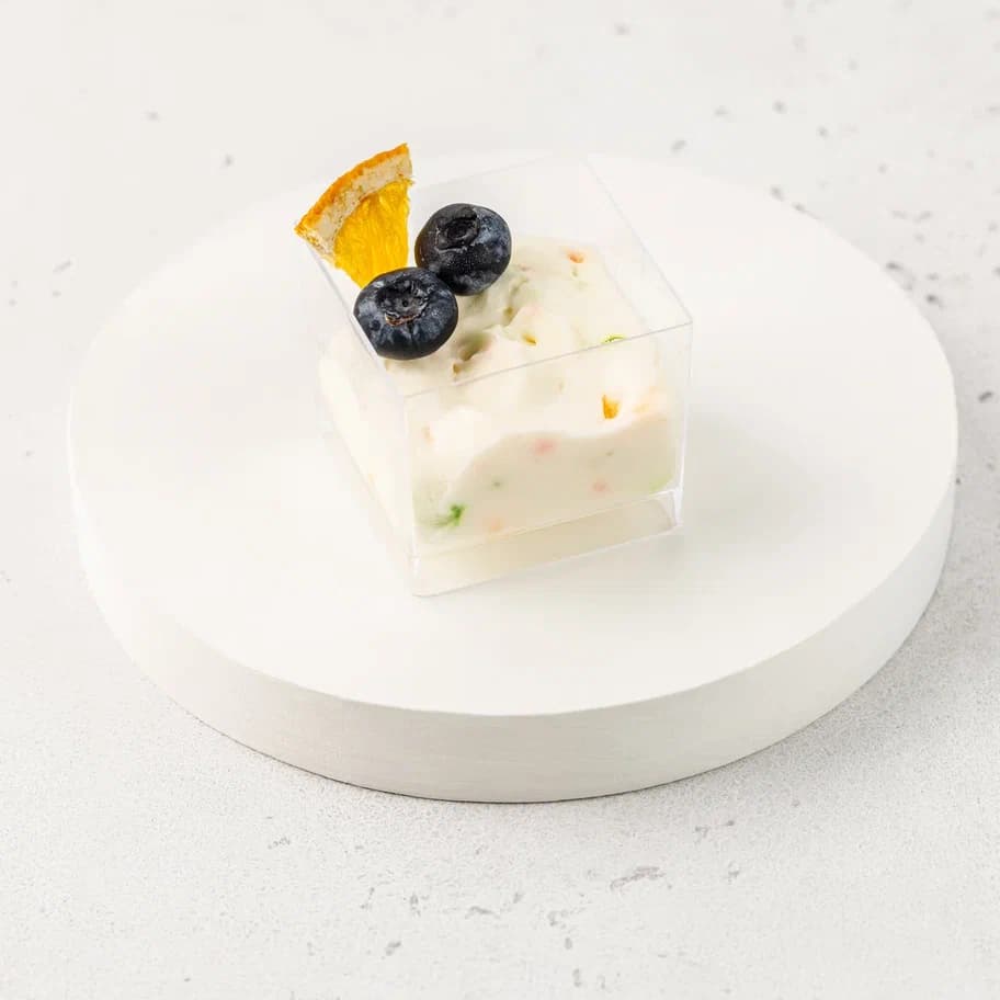 Домашний десерт с маскарпоне, ягодами и чипсами из апельсина