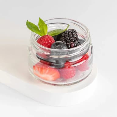 Баночка со свежими ягодами