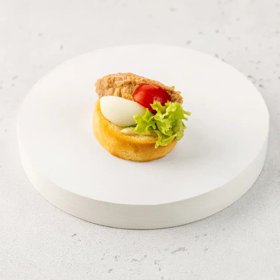 Брускетта с тунцом, томатом черри и соусом цезарь