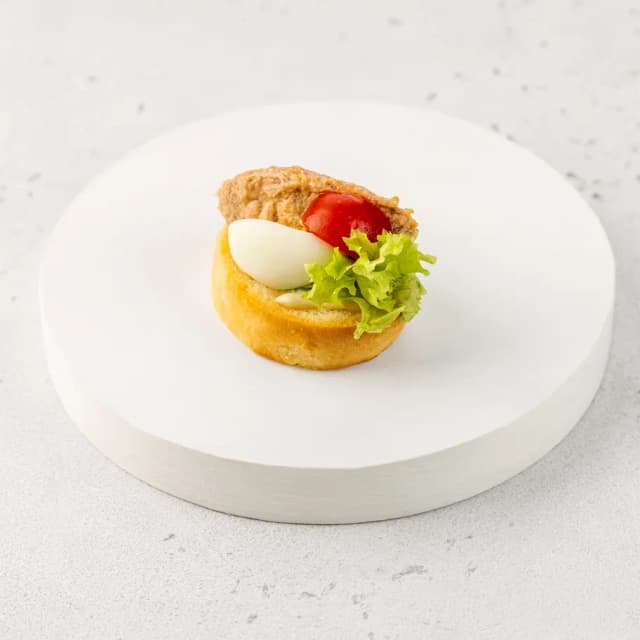 Брускетта с тунцом, томатом черри и соусом цезарь