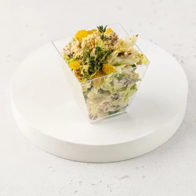 Салат с цыпленком, свежим огурцом, грибами и соусом