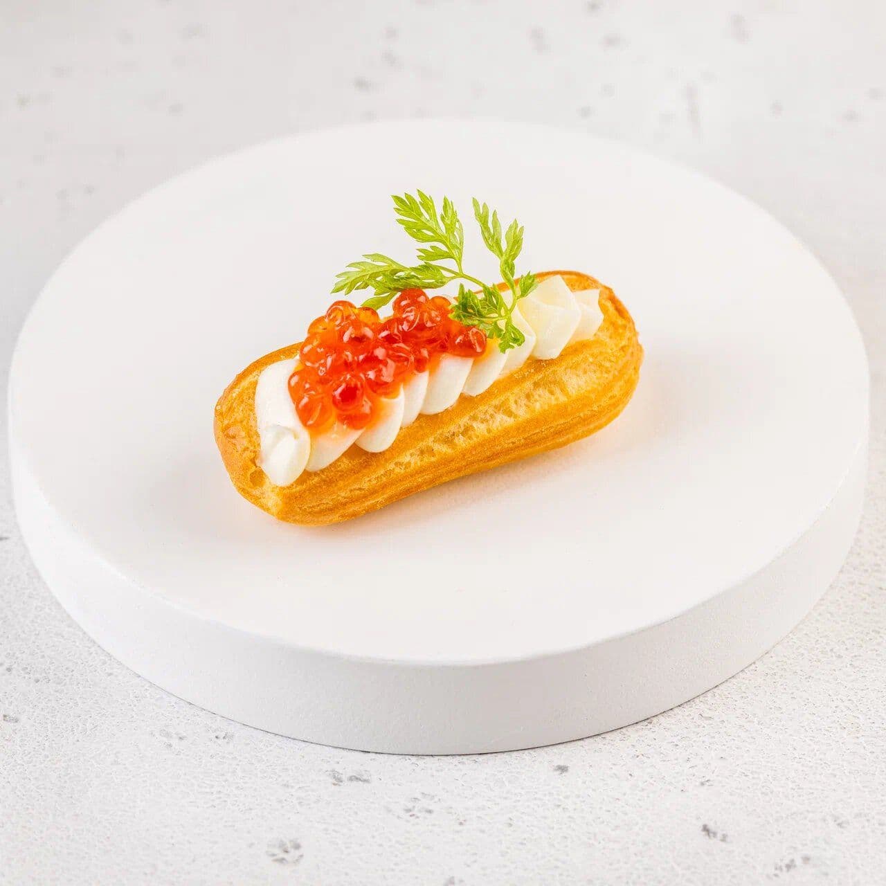 Эклер с красной икрой