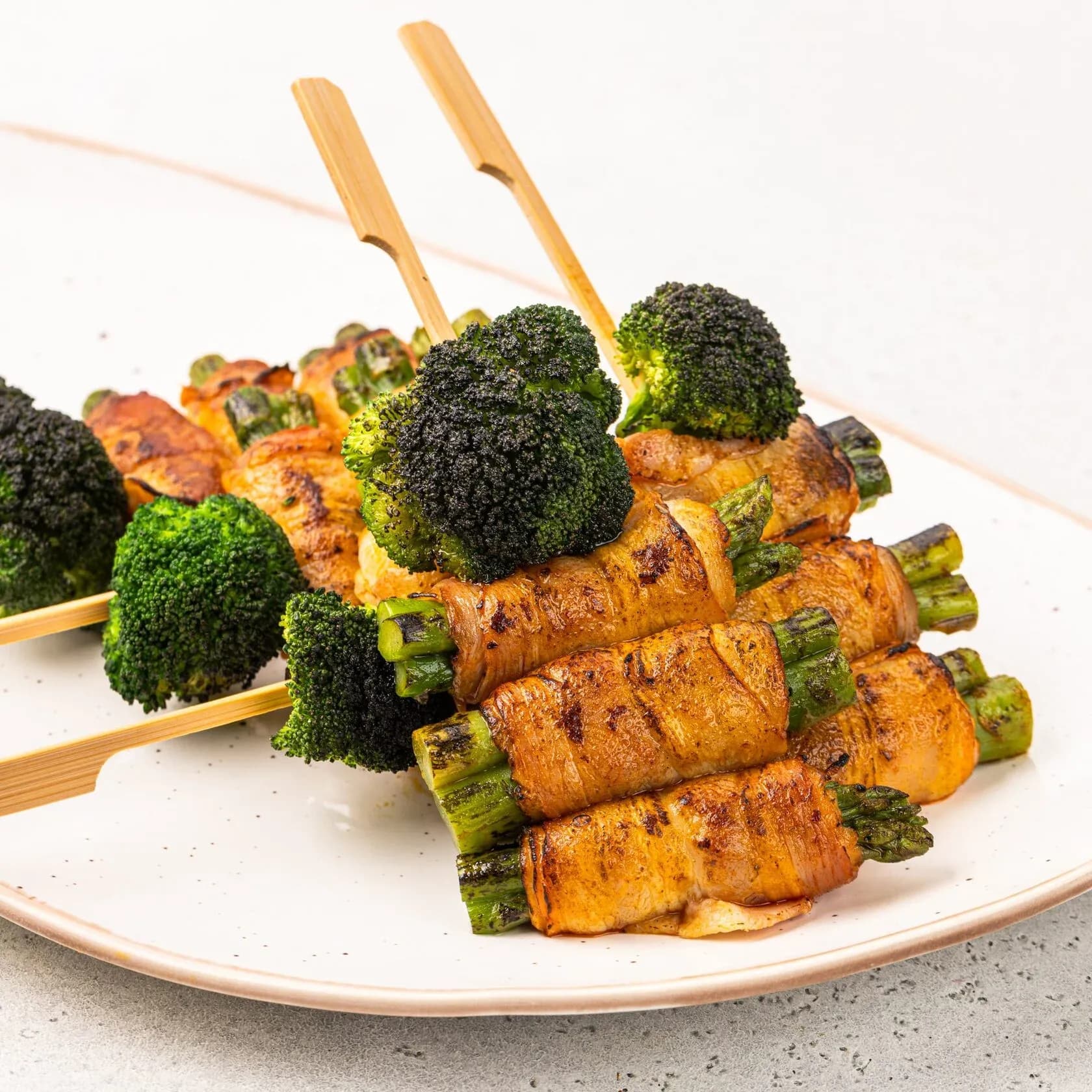 Спаржа в беконе с брокколи и халапеньо