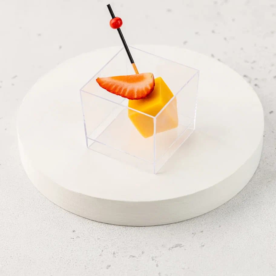 Кубик сыра чеддер со свежей клубникой