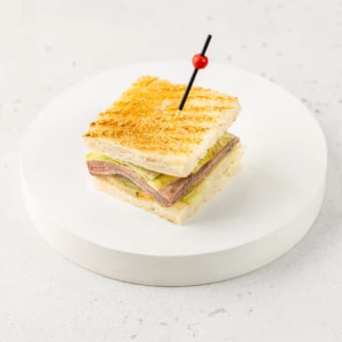 Сэндвич с домашней бужениной и зерновой горчицей