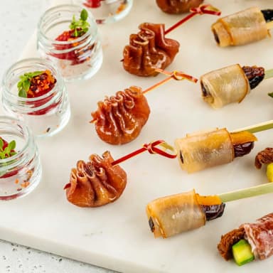 Сет летних закусок с малиной и брезаолой