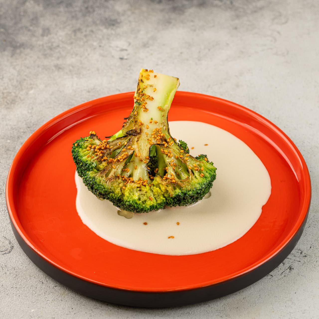 Стейк из брокколи с кокосовым терияки соусом и кимчи кунжутом