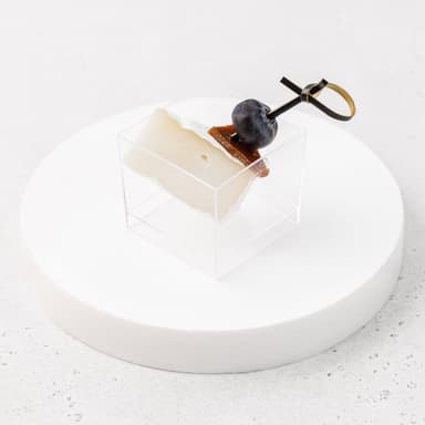 Камамбер с ягодной пастилой и голубикой