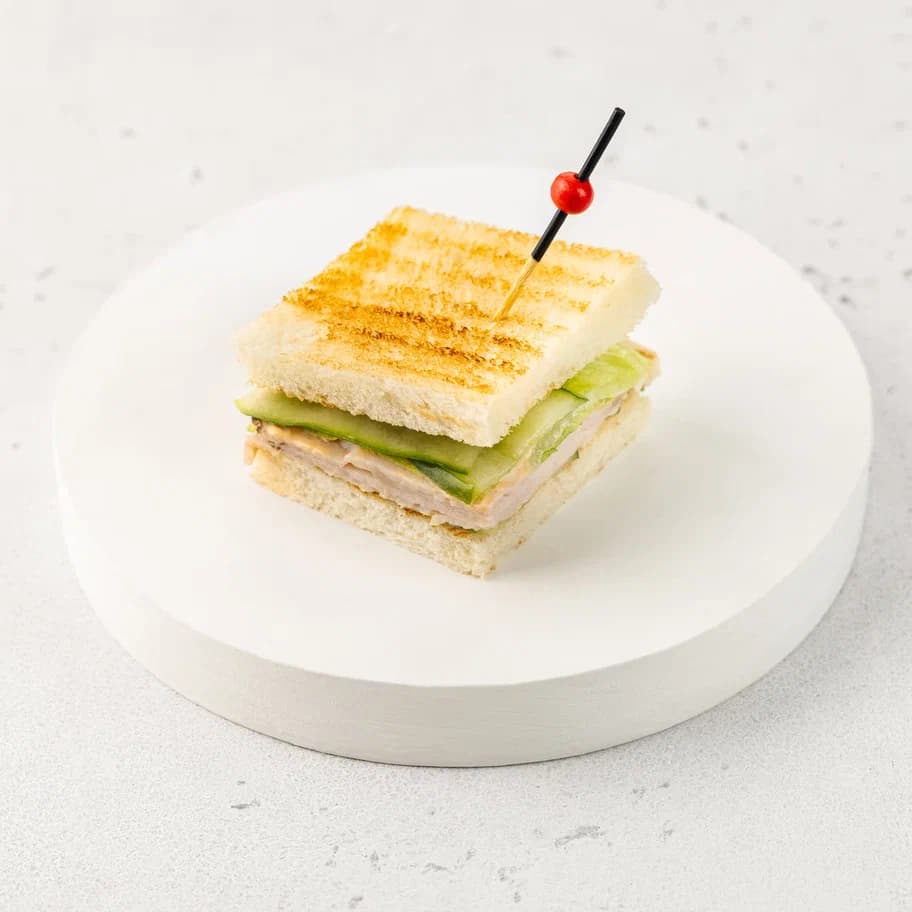 Сэндвич с томленой индейкой сувид и свежими огурчиками