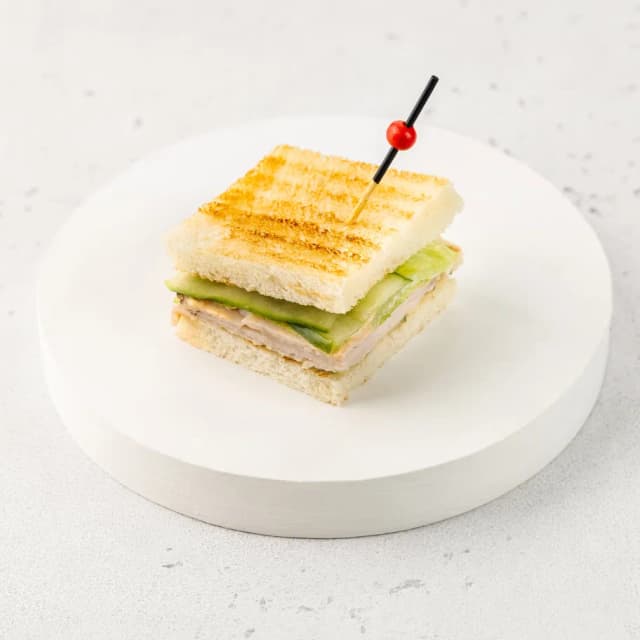 Сэндвич с томленой индейкой сувид и свежими огурчиками