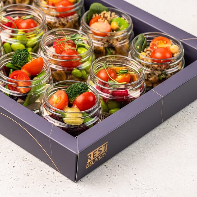 Сет вегетарианских салатов с киноа и брокколи