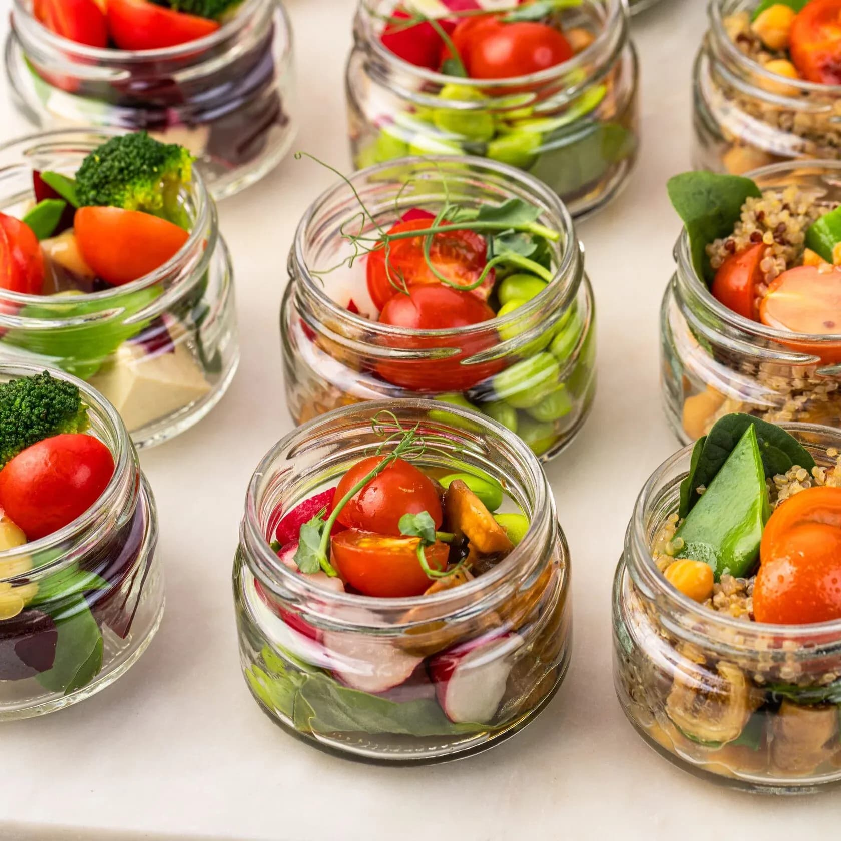 Сет вегетарианских салатов с киноа и брокколи