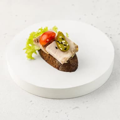 Брускетта с домашней бужениной и маринованным огурцом